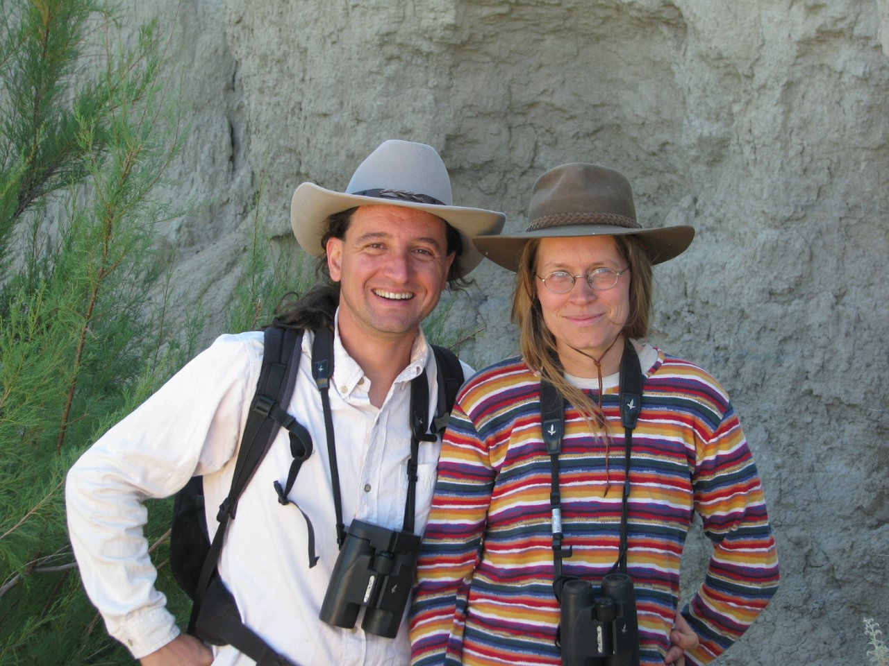 Juan Masello, investigador argentino de la colonia de loros de Balneario El cóndor junto con su esposa bióloga (Crédito: Fabián Llanos)