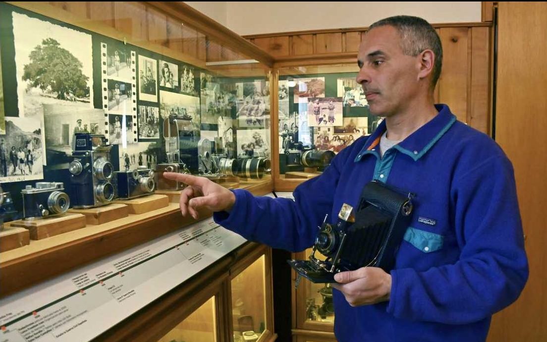 Francisco Ponzinibbio creó el Museo de los Viajeros que exhibe una colección única en Bariloche. Foto: Chino Leiva