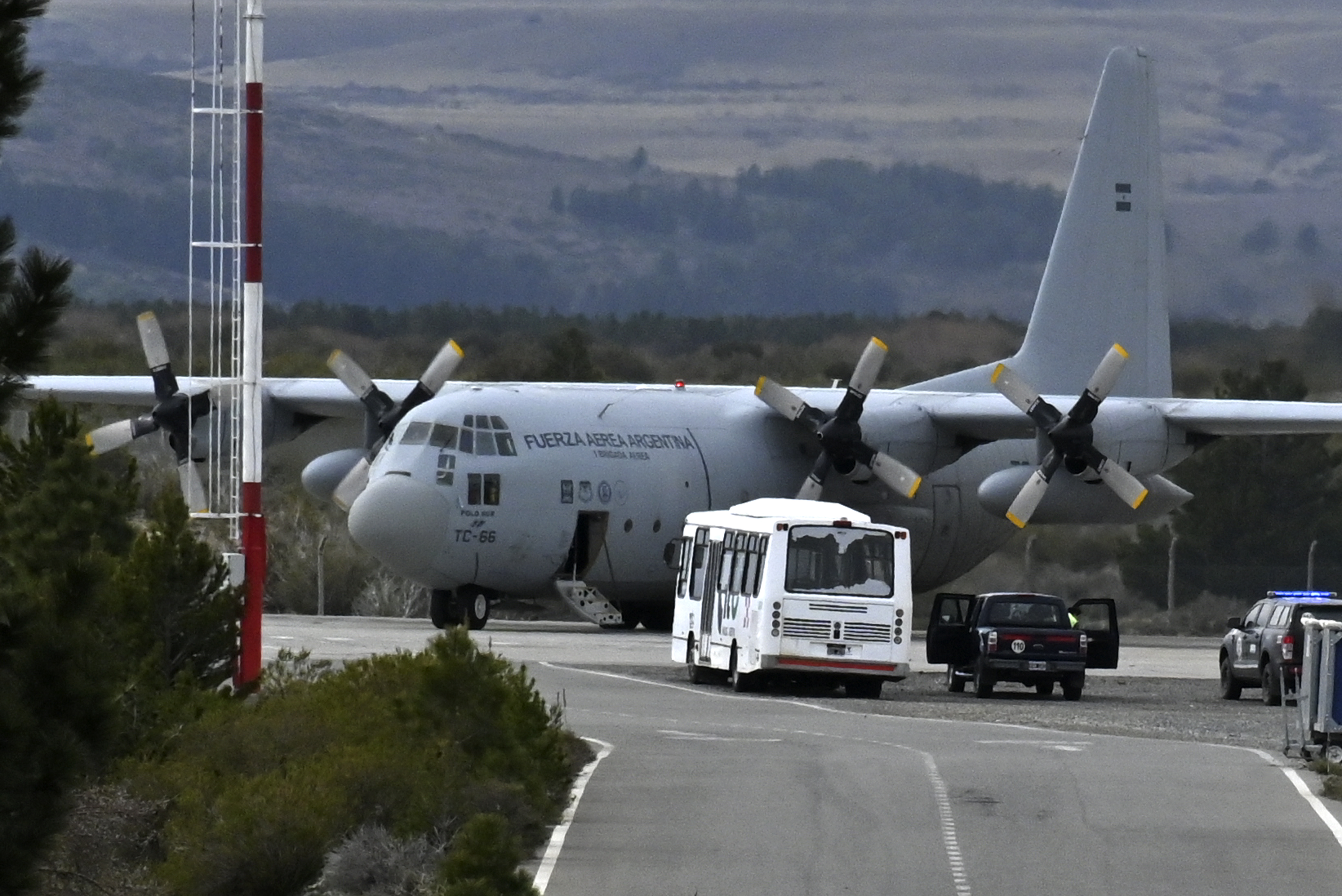 El avión Hércules en la plataforma del aeropuerto de Bariloche (Foto: Chino Leiva)