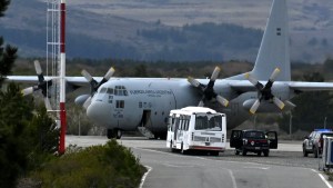 En dos aviones llegaron a Bariloche pertrechos y policías para reforzar la seguridad en Villa Mascardi