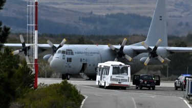 El avión Hércules en la plataforma del aeropuerto de Bariloche (Foto: Chino Leiva)