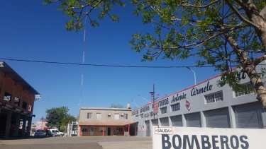 Bomberos de Regina intervino para sofocar el fuego en un vehículo que circulaba por la Ruta 22. (Foto Néstor Salas)