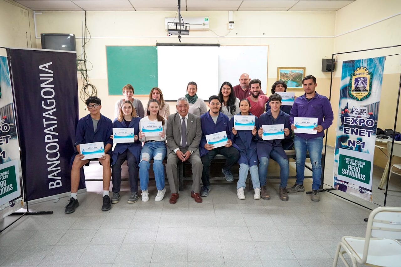 Todos los premiados, durante la ceremonia realizada en el colegio técnico de Roca. (Foto: Gentileza)