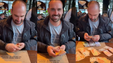 Capturas del video de Eduardo Bolsonaro contando pesos argentinos para pagar una cuenta en un restaurante.