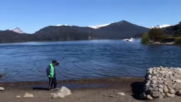 El hombre fue filmado mientras pescaba, aunque es ilegal. (Captura)