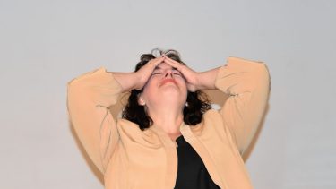 Mariana Corral protagoniza "El amor es una mierda", el estreno teatral que propone Ámbito Histrión de Neuquén.