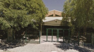 La Escuela Secundaria Río Negro N°43 brinda educación a estudiantes de nivel medio, en Roca.-