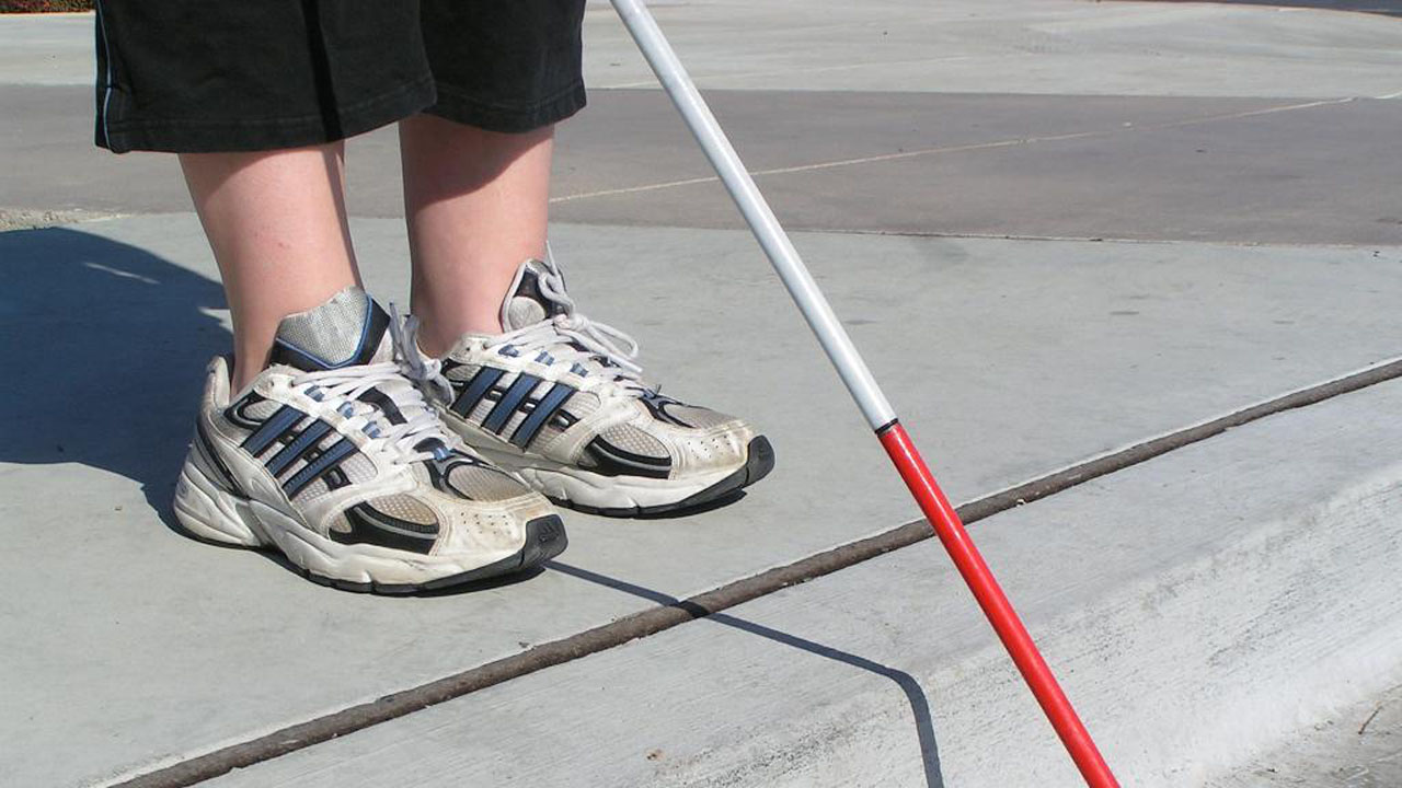 El bastón actúa como instrumento de orientación y movilidad para personas ciegas.
