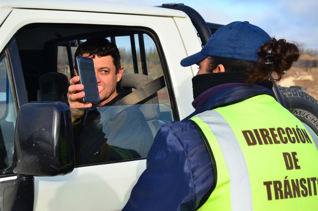 La licencia de conducir digital se acepta con la constancia de trámite, en algunos municipios afectados por falta de insumos. Archivo