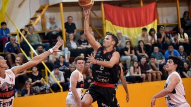 Oviedo la rompió en el triunfo de Español sobre Independiente. (Foto: Aguante Neuquén/Matías Subat)