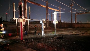 La explosión afectó a tres líneas de alta tensión. (Twitter EPEN).-