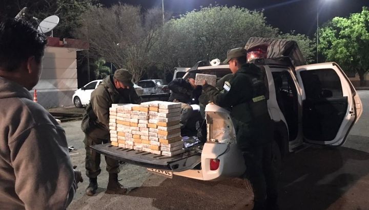 La pareja transportaba 102 kilos de cocaína en una camioneta.