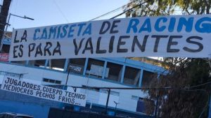 Los violentos pasacalles de los hinchas de Racing a los jugadores y cuerpo técnico