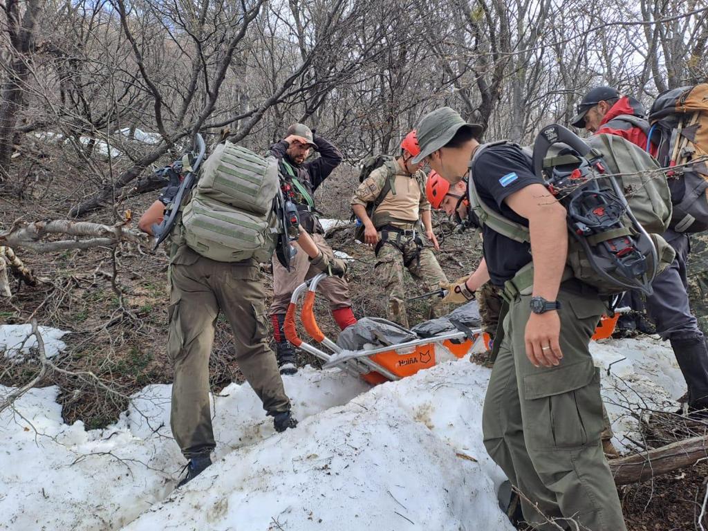 Agentes de Gendarmería, el Ejército y rescatistas de la Comisión de Auxilio de bariloche realizaron la evacuación de la persona descompensada. Foto: Gentileza