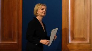 Las cinco causas de la caída de Liz Truss como primera ministra británica