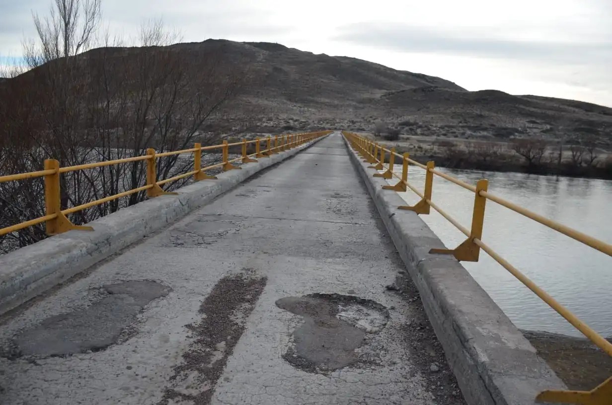 El puente de una sola mano tiene un deterioro que hace temer por su estabilidad (Sociedad Rural del Neuquén)