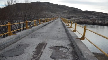 El puente de una sola mano tiene un deterioro que hace temer por su estabilidad (Sociedad Rural del Neuquén)