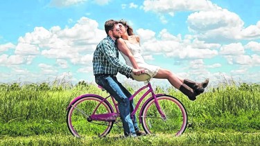 No es sólo un cliché. Con la llegada de la nueva estación, más ligeros y relajados, nos predisponemos mejor al encuentro del amor.