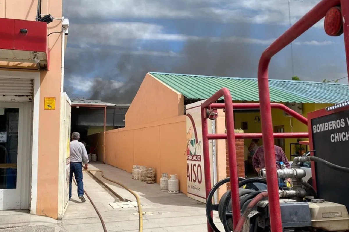 Bomberos de Chichinales y de Regina trabajaron para apagar el incendio en depósito del supermercado. (Foto Supermercado Paraíso SAS)