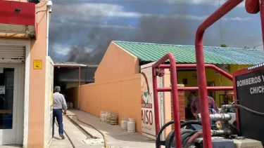Bomberos de Chichinales y de Regina trabajaron para apagar el incendio en depósito del supermercado. (Foto Supermercado Paraíso SAS)