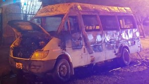 Un incendio intencional afectó un minibus en Centenario