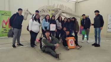 Con cajas y bidones, los estudiantes recorren las instituciones recolectando las tapitas. Foto: Gentileza. 
