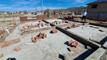 Con fondos propios, el municipio construye 6 viviendas. Foto: gentileza. 