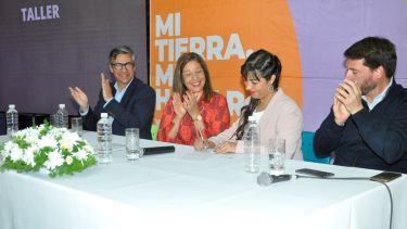 La intendente Yamila Direne firma el convenio con la gobernadora Arabela Carreras. Foto: José Mellado. 