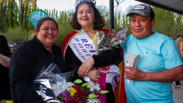 Dana, posa feliz junto a sus familiares. Foto: Gentileza. 
