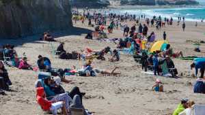 En fotos, así se vivió el domingo en Las Grutas: el sol acompaño a quienes fueron a la playa