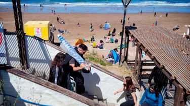 Buen clima y mucho movimiento de gente durante el feriado en Las Grutas  Fotos: Martín Brunella.