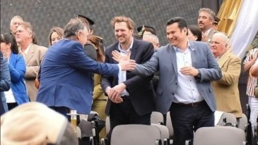 Bertoldi y Llancafillo. Sonrisas después de un cruce menos amable.