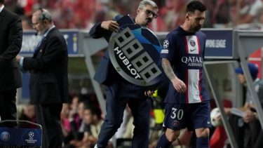 La Pulga pidió el cambio en el partido del miércoles ante Benfica y encendió las alarmas.