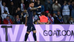 Con un golazo de Messi, el PSG recuperó la cima de Francia y Dybala anotó para la Roma