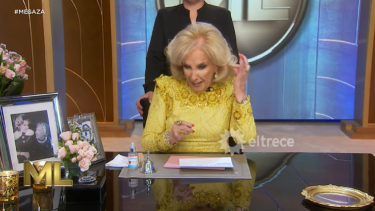 Mirtha Legrand se tiró del pelo para mostrar que no usa peluca. 