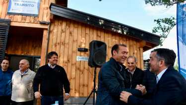 El subsecretario Francisco Baggio se puso la camiseta de la interna Azul del MPN en la inauguración del edificio propio de Tránsito Municipal (foto Matías Subat)