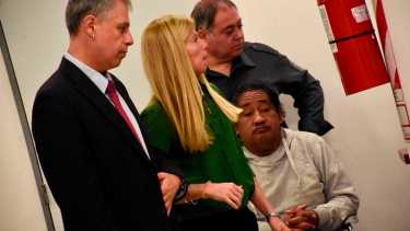 Leandro Seisdedos, el nuevo defensor de Monsalve, y la anterior, Natalia Pelosso. (Matías Subat)