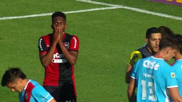 El ecuatoriano Reasco no puede creer haber visto la tarjeta roja tras la polémica jugada.