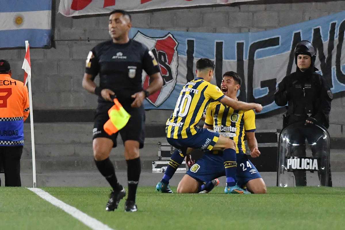 Alejo Veliz festeja con Buonanotte el primer gol del partido para Central sobre River. 