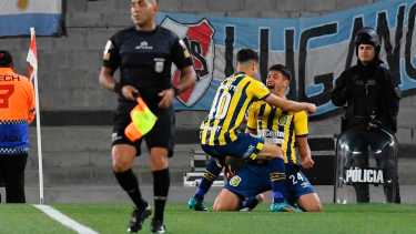 Alejo Veliz festeja con Buonanotte el primer gol del partido para Central sobre River. 