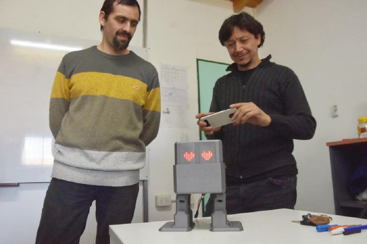 Con sus robots recorrieron las escuelas técnicas Neuquén enseñando “que nada es imposible”. Foto: Yamil Regules