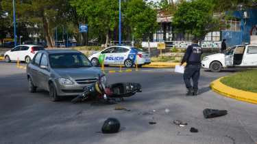 El accidente ocurrió sobre la rotonda de calles Avenida Roca y Gelonch, a metros del hospital de Roca. Fotos Juan Thomes.