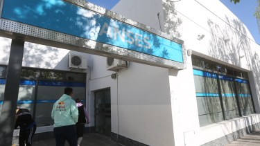 En las oficinas de la ANSES se realiza la inscripción para el bono de refuerzo. Foto Juan Thomes.