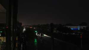 Lo que dejó la tormenta: caída de álamos, cables y un apagón en Roca