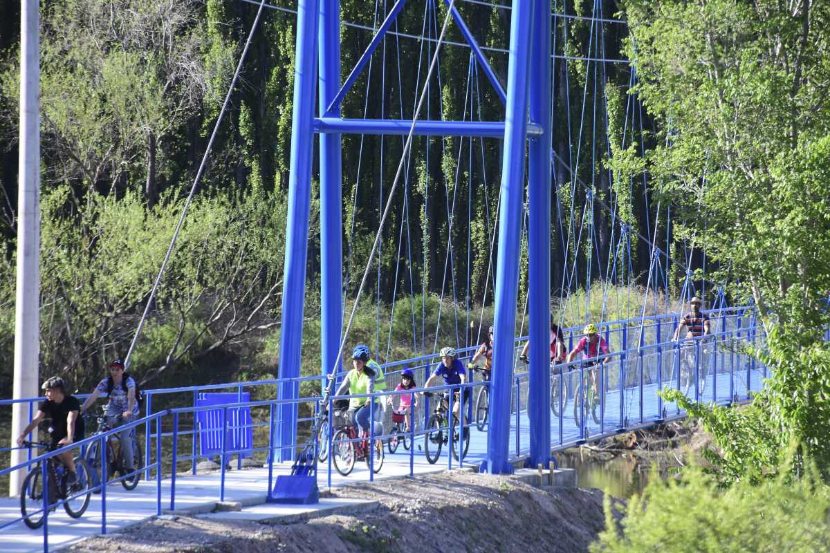 El puente colgante de La Lagunita fue inaugurado el mes pasado. Foto Andrés Maripe