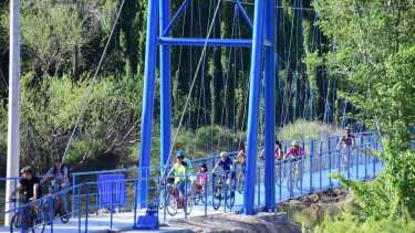 El puente colgante de La Lagunita fue inaugurado el mes pasado. Foto Andrés Maripe