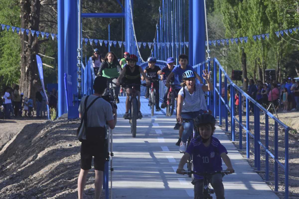 La intendenta encabezó la bicicleteada hasta Paso Córdoba. Foto Andrés Maripe