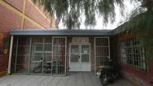 Golpearon brutalmente a una maestra para robarle cuando llegaba a su escuela en Roca