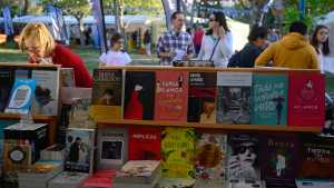 Fiesta de lectores: brotaron los libros y se llenó la plaza de Roca