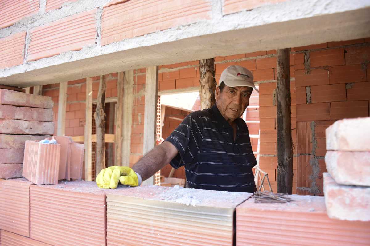 Julio Guiñez, es constructor desde los 18 años. Lleva medio siglo levantando casas. Fotos: Andrés Maripe